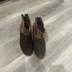 Sister old shoes don’t fit her anymore. Tom boots size 7.5 women